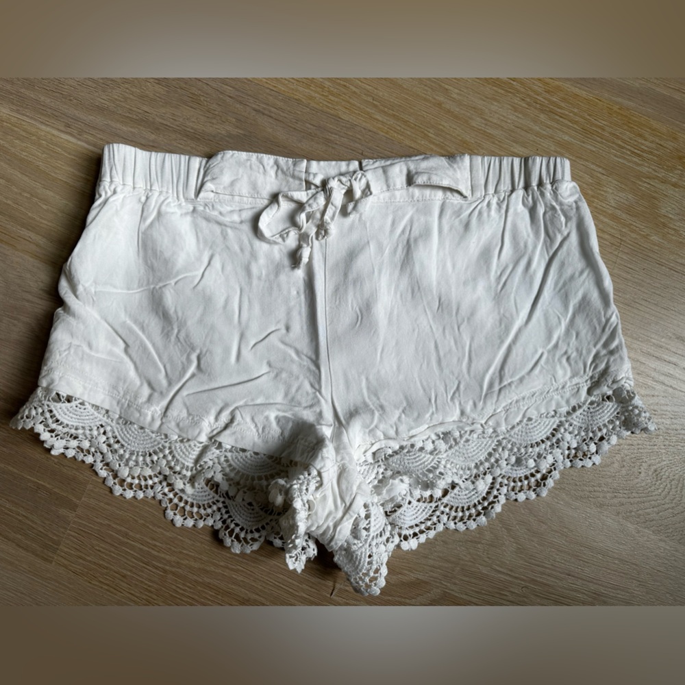 Tabuk White Scalloped Shorts
